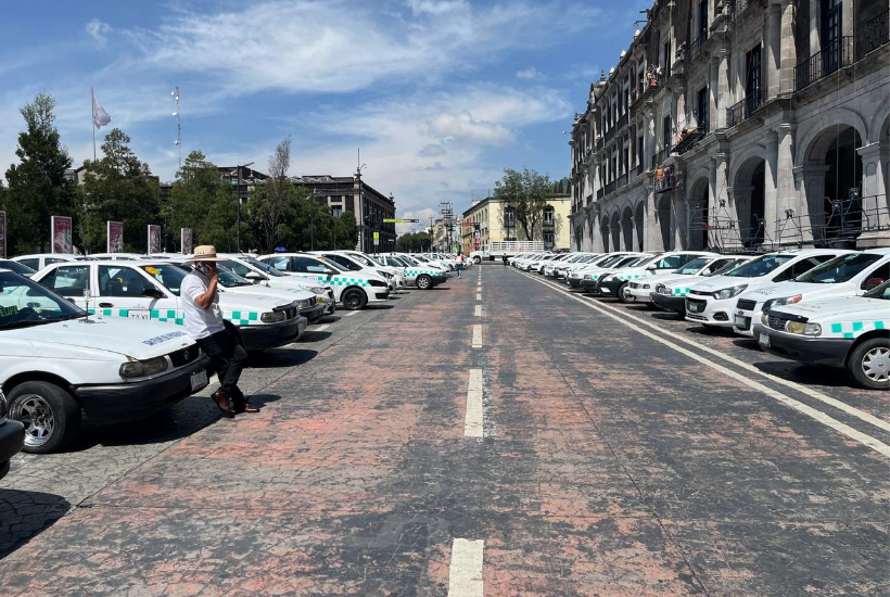 Los inconformes se retiraron tras casi cuatro horas de bloqueo frente a palacio de gobierno del Edomex. Foto: Alberto Dzib 