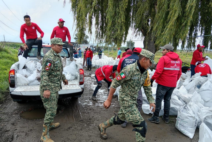 También se realizaron labores de encostalamiento para prevenir desbordamientos. Fotos: Gobierno del Edomex 