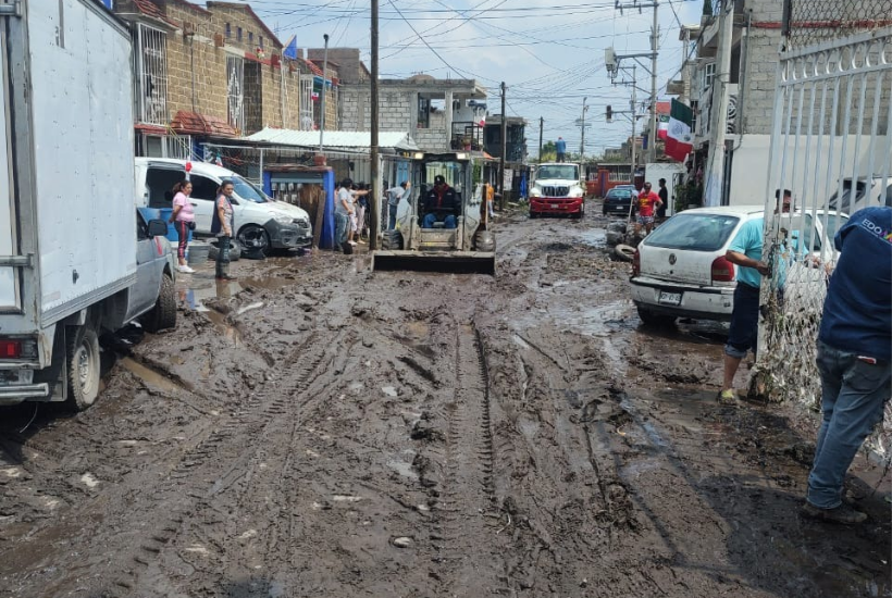 Se travaja con equipo especializado en el retiro de agua, lodo y en la desinfección. Foto: Gobierno del Edomex 