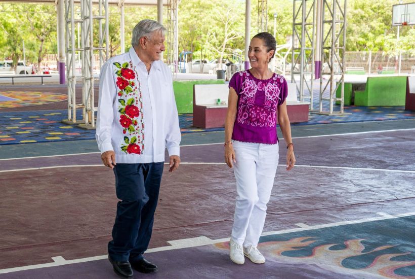Andrés Manuel López Obrador y Claudia Sheinbaum Pardo en Santa María Huatulco