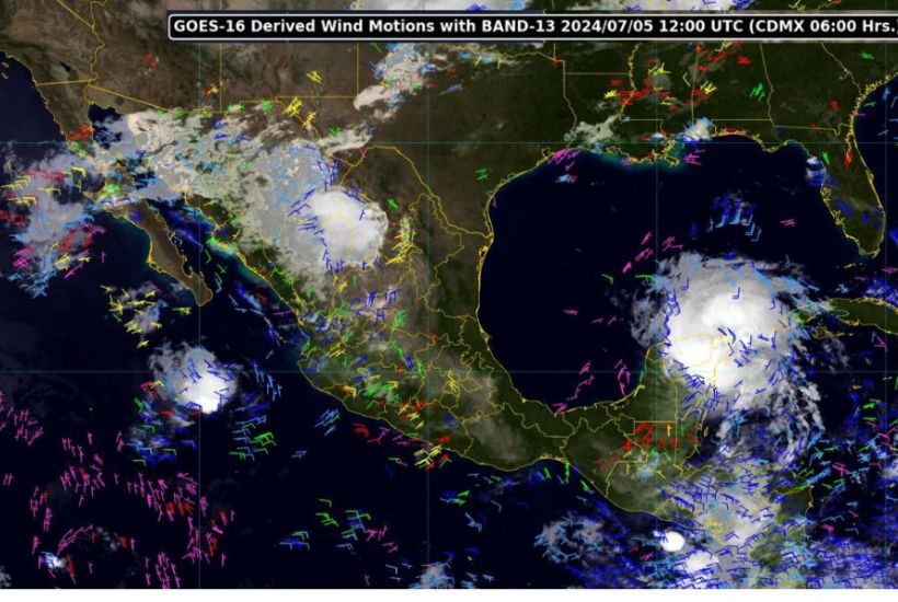 El huracán “Beryl” continúa avanzando por la península de Yucatán.