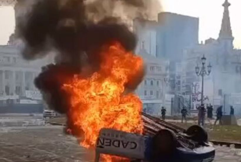 Algunos  vehículos fueron incendiados durante la protesta. Captura de pantalla 