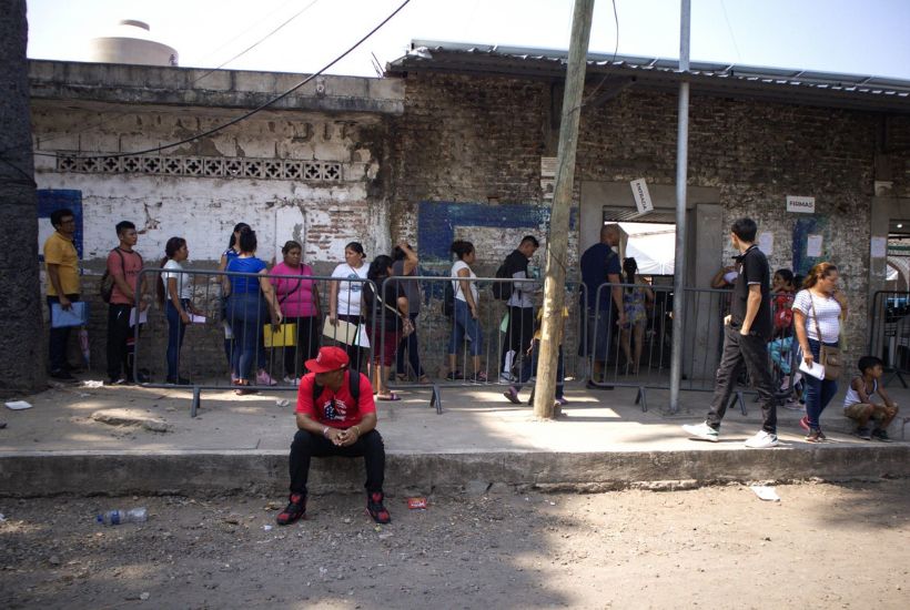 Migrantes acuden a oficinas de COMAR en Chiapas. Foto Damián Sánchez | Cuartoscuro