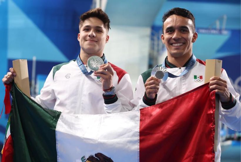 Juan Manuel Celaya Hernández y Osmar Olvera Ibarra presumen medalla