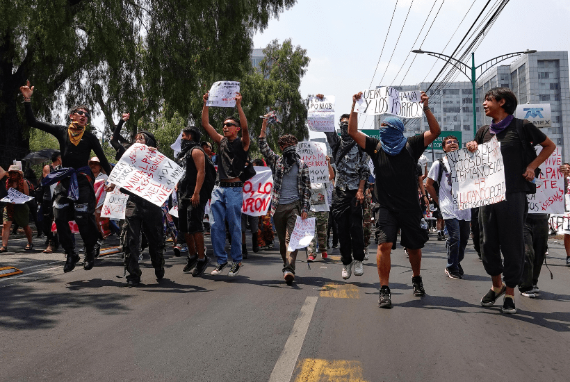Estudiantes marchan en av. Insurgentes Sur, por Ciudad Universitaria.