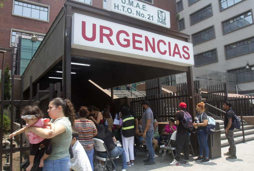 Familiares esperan afuera de la clinica 21 del IMSS en Monterrey.