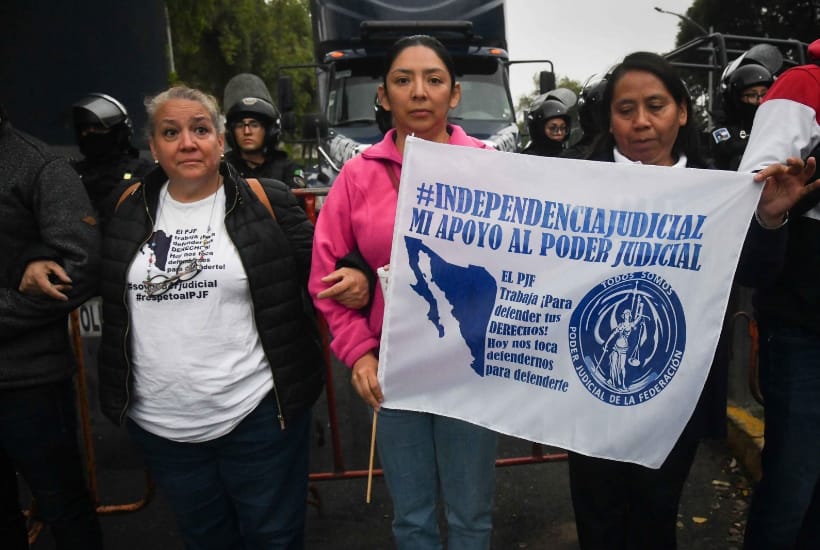 Los manifestantes advierten que no se van a retirar; Morena analiza sesionar en sede alterna. Foto; Mario Jasso/Cuartoscuro