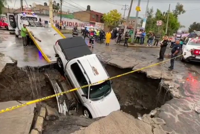 se abre socavón en Ecatepec 