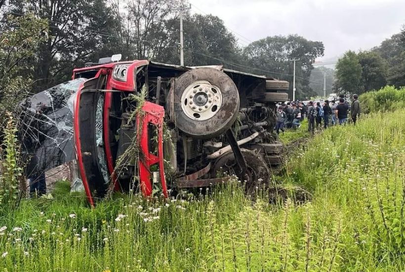 El autobús de la línea Estrella del Noreste quedó volcado en la carretera Xochicuautla - Amomolulco